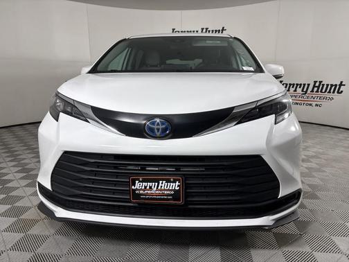 2024 Toyota Sienna LE