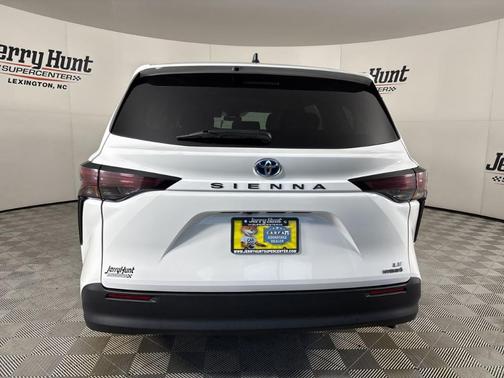 2024 Toyota Sienna LE