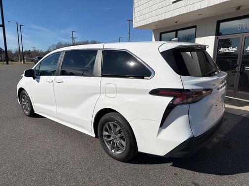 2024 Toyota Sienna LE