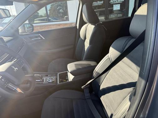 2023 Mitsubishi Outlander PHEV SE