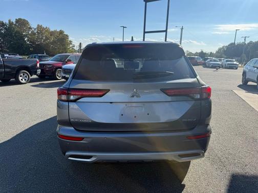 2023 Mitsubishi Outlander PHEV SE