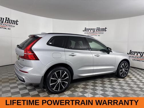 2023 Volvo XC60 B5 Ultimate Dark Theme