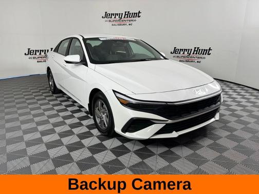 2024 Hyundai ELANTRA SE