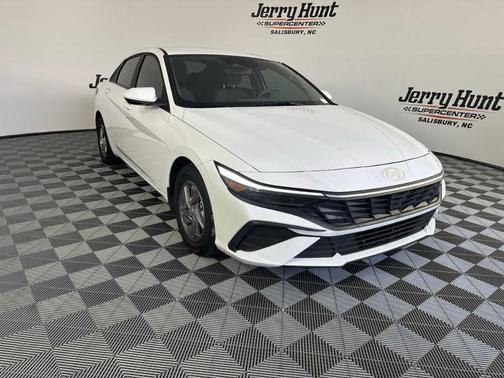 2024 Hyundai ELANTRA SE