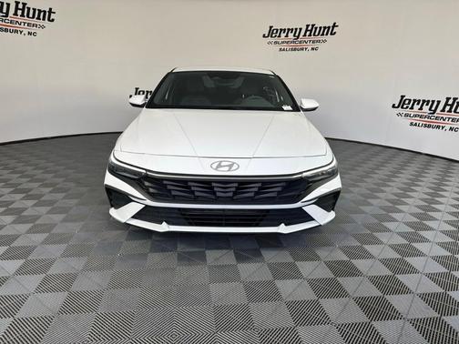 2024 Hyundai ELANTRA SE