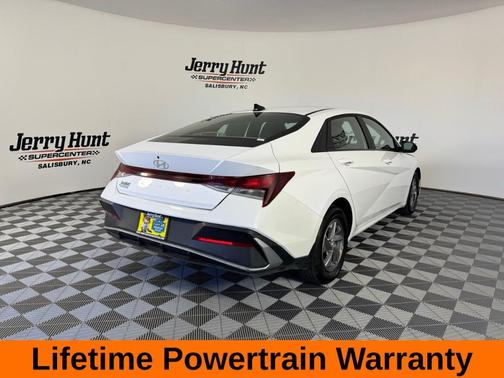 2024 Hyundai ELANTRA SE