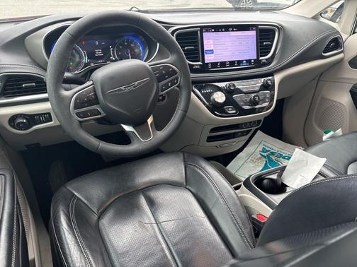 2022 Chrysler Pacifica Touring-L