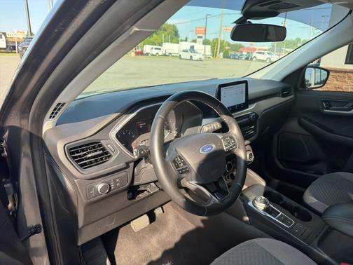 Gray Metallic 2022 Ford Escape SE