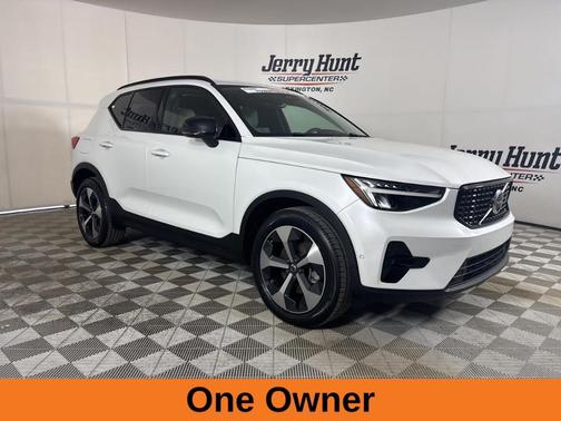 2023 Volvo XC40 B4 Ultimate Dark Theme