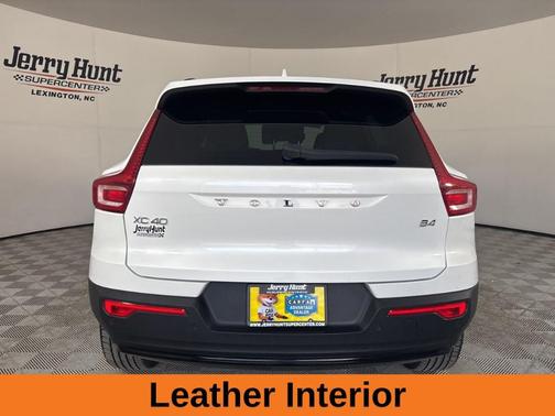 2023 Volvo XC40 B4 Ultimate Dark Theme