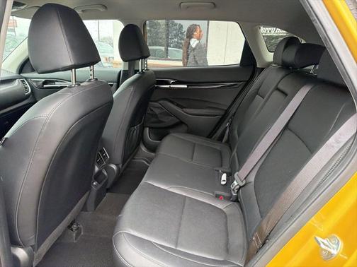Starbright Yellow / Black Roof 2023 Kia Seltos SX
