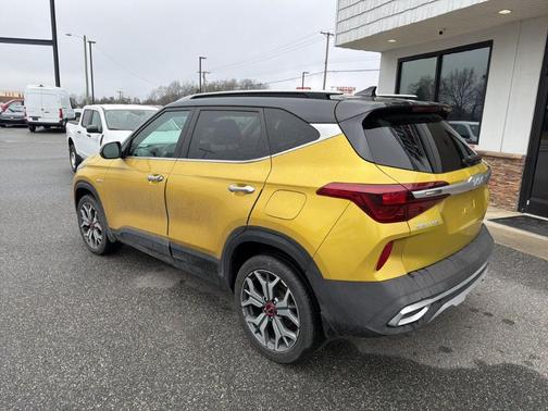 Starbright Yellow / Black Roof 2023 Kia Seltos SX