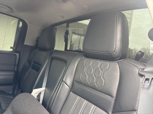 2024 Nissan Frontier SL