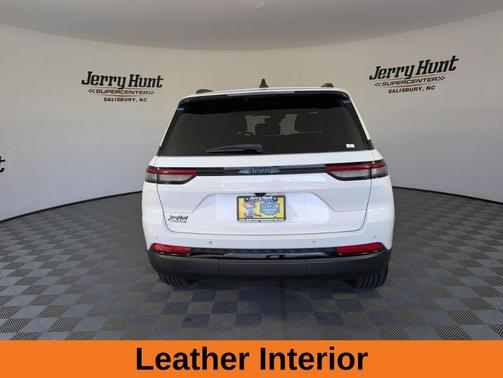 Bright White Clearcoat 2023 Jeep Grand Cherokee Altitude
