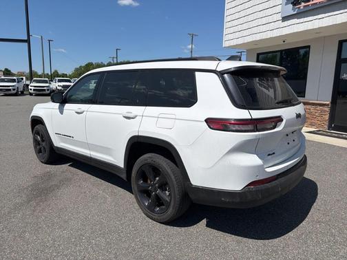 Bright White Clearcoat 2023 Jeep Grand Cherokee L Laredo