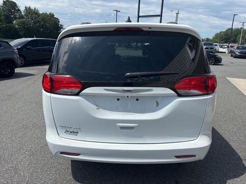 2021 Chrysler Voyager LXI