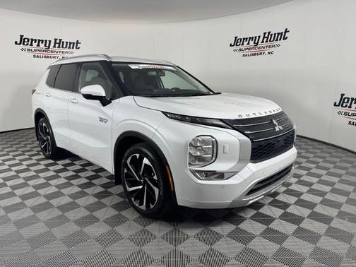 White 2023 Mitsubishi Outlander PHEV SEL