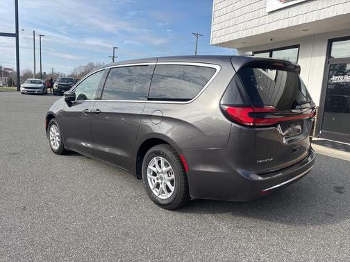 2023 Chrysler Pacifica Touring-L