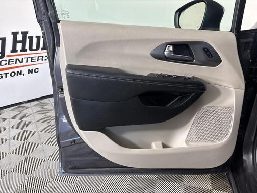 2023 Chrysler Pacifica Touring-L