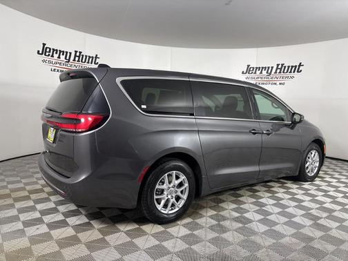 2023 Chrysler Pacifica Touring-L