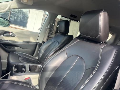 2023 Chrysler Pacifica Touring-L