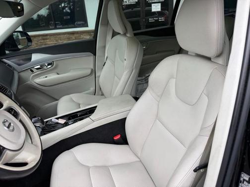 Onyx Black Metallic 2021 Volvo XC90 T5 Momentum 7 Passenger