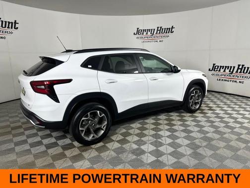 Summit White 2025 Chevrolet Trax LT