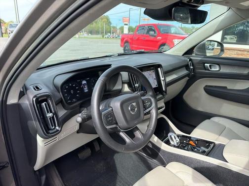 Gold 2022 Volvo XC40 T5 Inscription