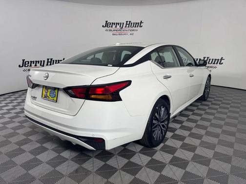 Glacier White 2025 Nissan Altima SV