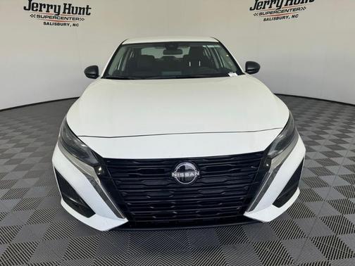 Glacier White 2025 Nissan Altima SV