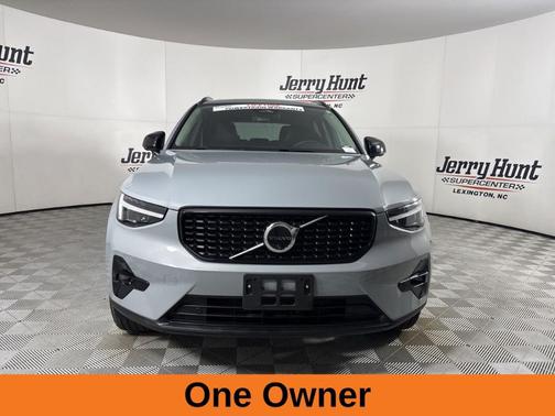 2024 Volvo XC40 B5 Ultimate Dark Theme