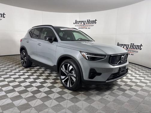 2024 Volvo XC40 B5 Ultimate Dark Theme