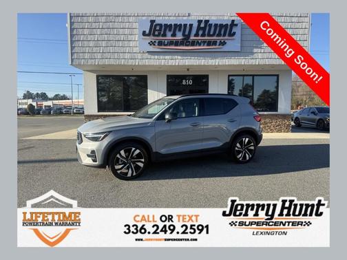 2024 Volvo XC40 B5 Ultimate Dark Theme