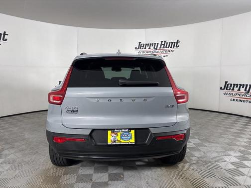 2024 Volvo XC40 B5 Ultimate Dark Theme