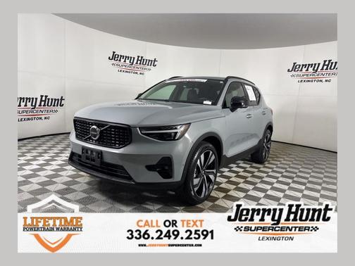 2024 Volvo XC40 B5 Ultimate Dark Theme