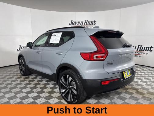 2024 Volvo XC40 B5 Ultimate Dark Theme