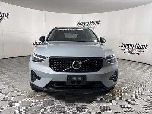 2024 Volvo XC40 B5 Ultimate Dark Theme