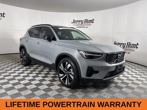 2024 Volvo XC40 B5 Ultimate Dark Theme