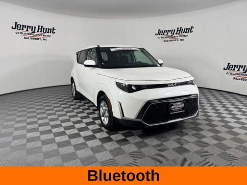 White 2025 Kia Soul LX