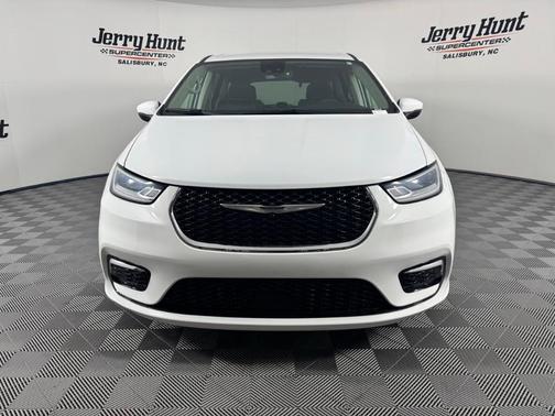 2023 Chrysler Pacifica Touring-L