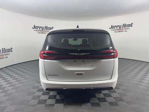 2023 Chrysler Pacifica Touring-L