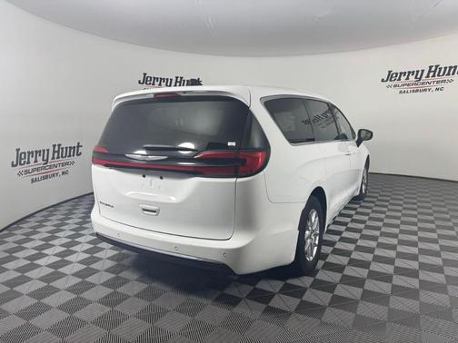 2023 Chrysler Pacifica Touring-L