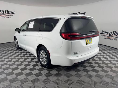 2023 Chrysler Pacifica Touring-L