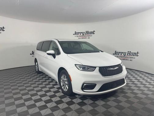 2023 Chrysler Pacifica Touring-L