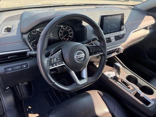 Black 2020 Nissan Altima 2.5 SR