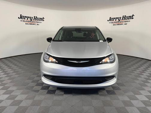 2024 Chrysler Voyager LX