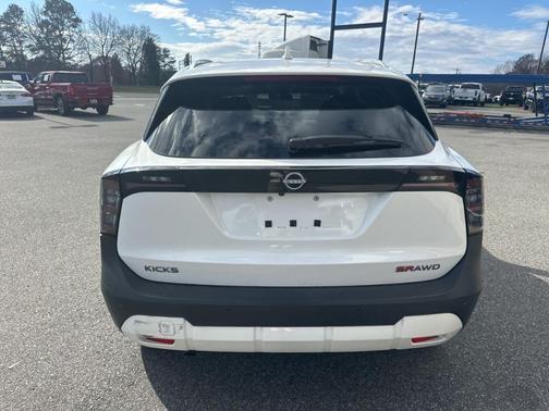 2025 Nissan Kicks SR