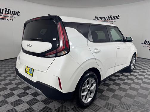 A 2025 Kia Soul LX