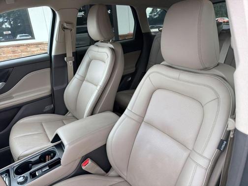 White Metallic 2022 Lincoln Corsair Standard