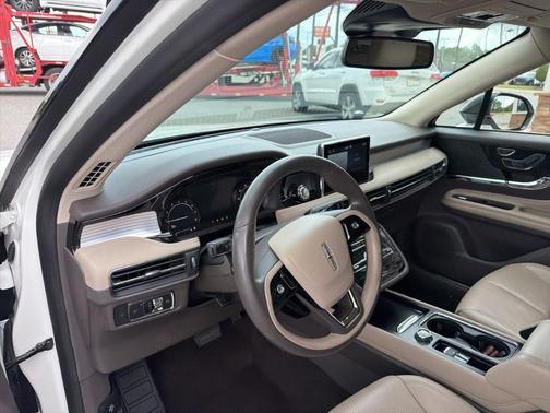 White Metallic 2022 Lincoln Corsair Standard